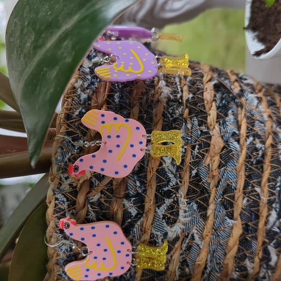 NWT/IP: (unbranded) 🐣🐔👢🤠 COWBOY BOOT CHICKEN🤠👢🐔🐣 acrylic dangle earrings - Picture 6 of 7